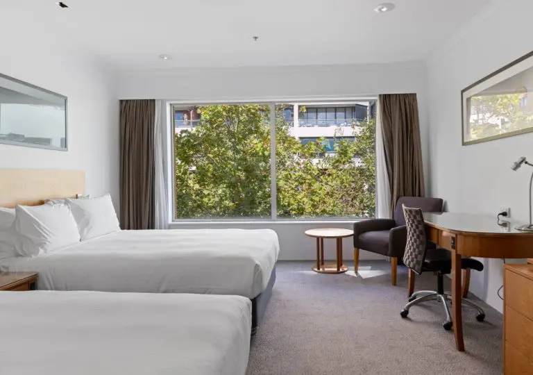 Standard Double guestroom at Holiday Inn Sydney Potts Point 1 768x540 1