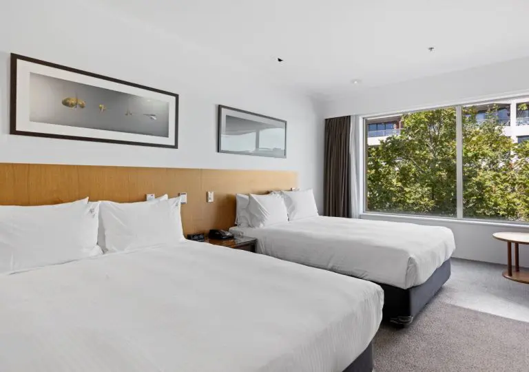 Standard Double guestroom at Holiday Inn Sydney Potts Point 768x540 1